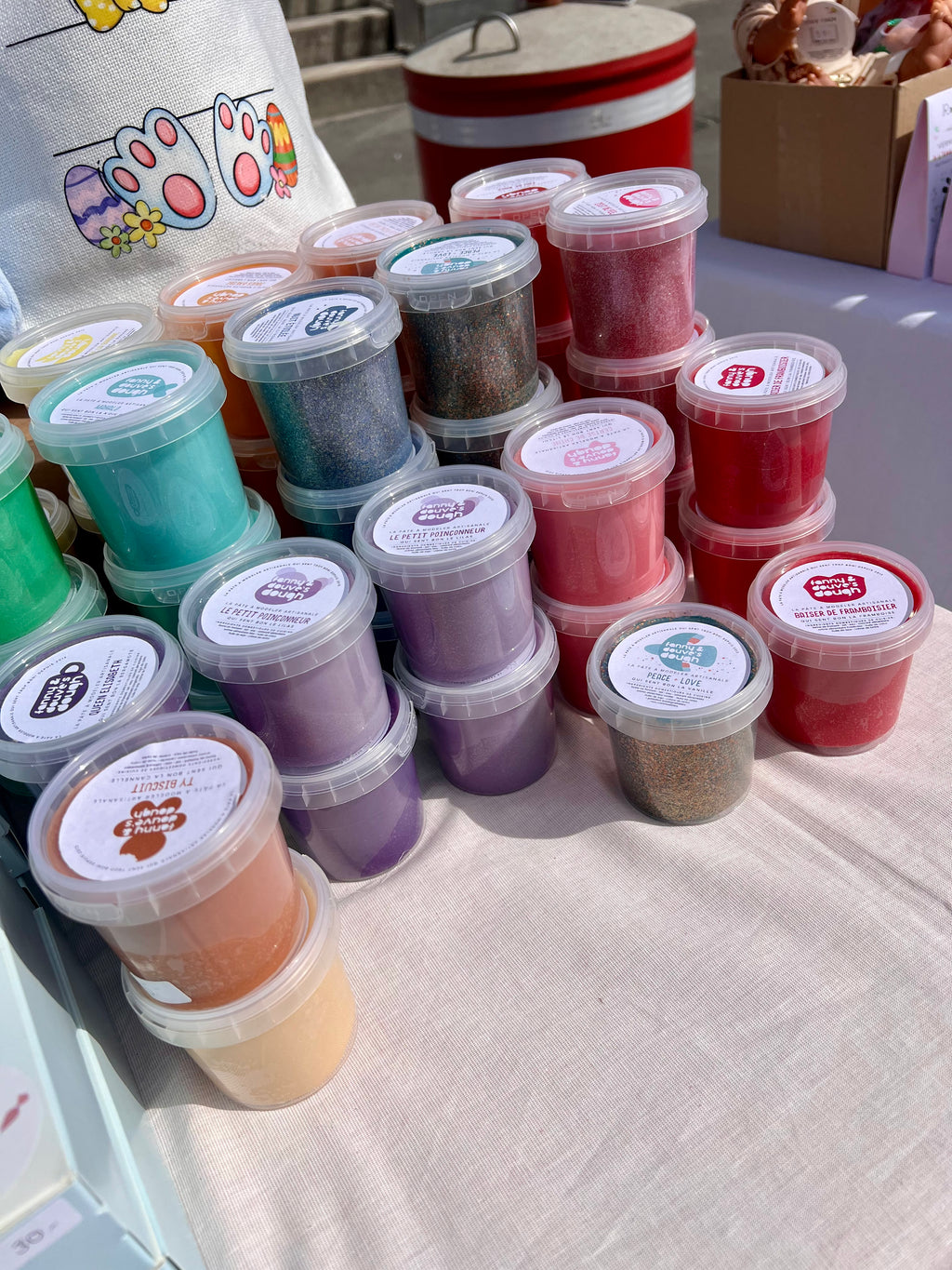 Petits pots de pâte à modeler