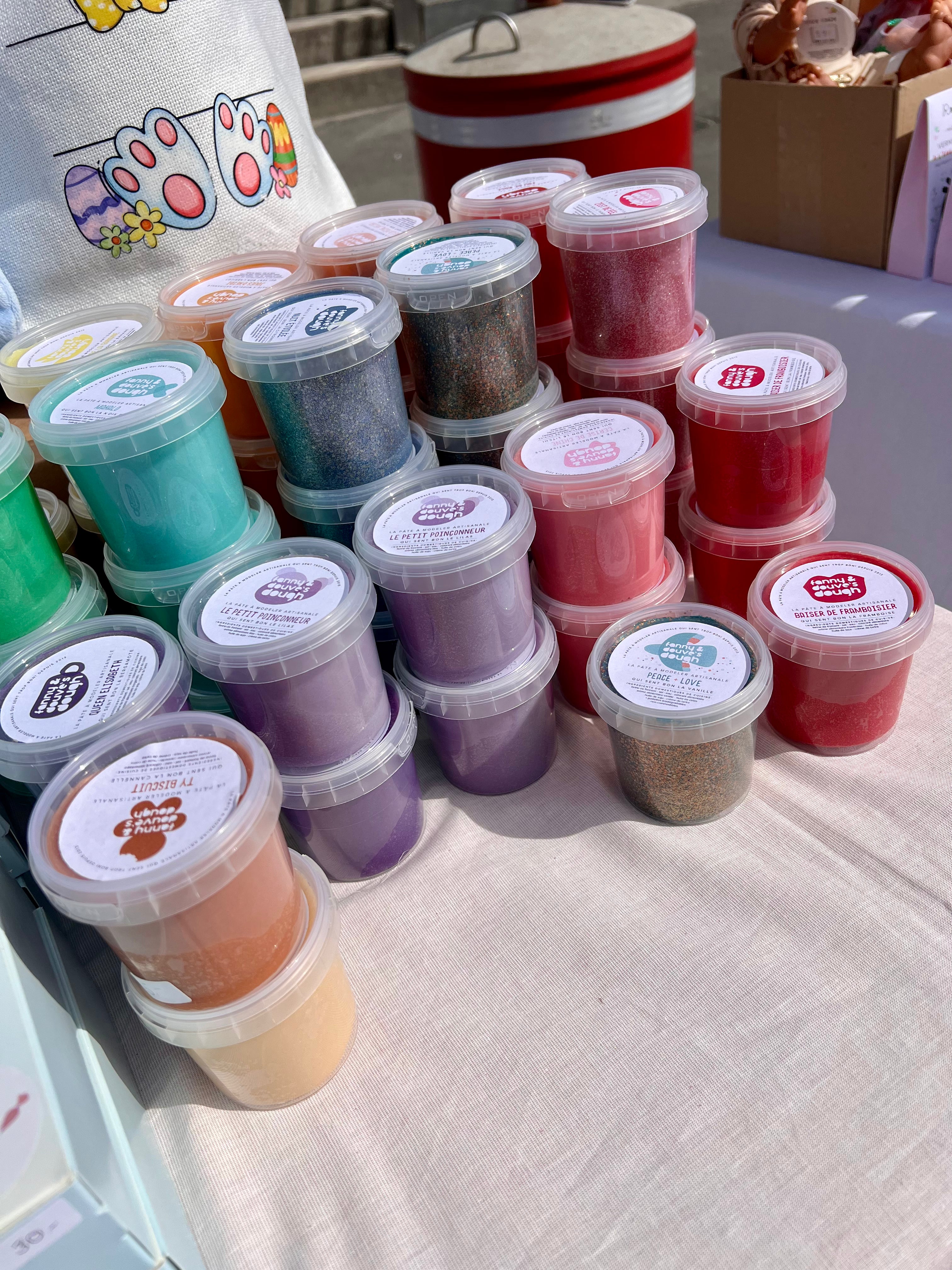 Petits pots de pâte à modeler