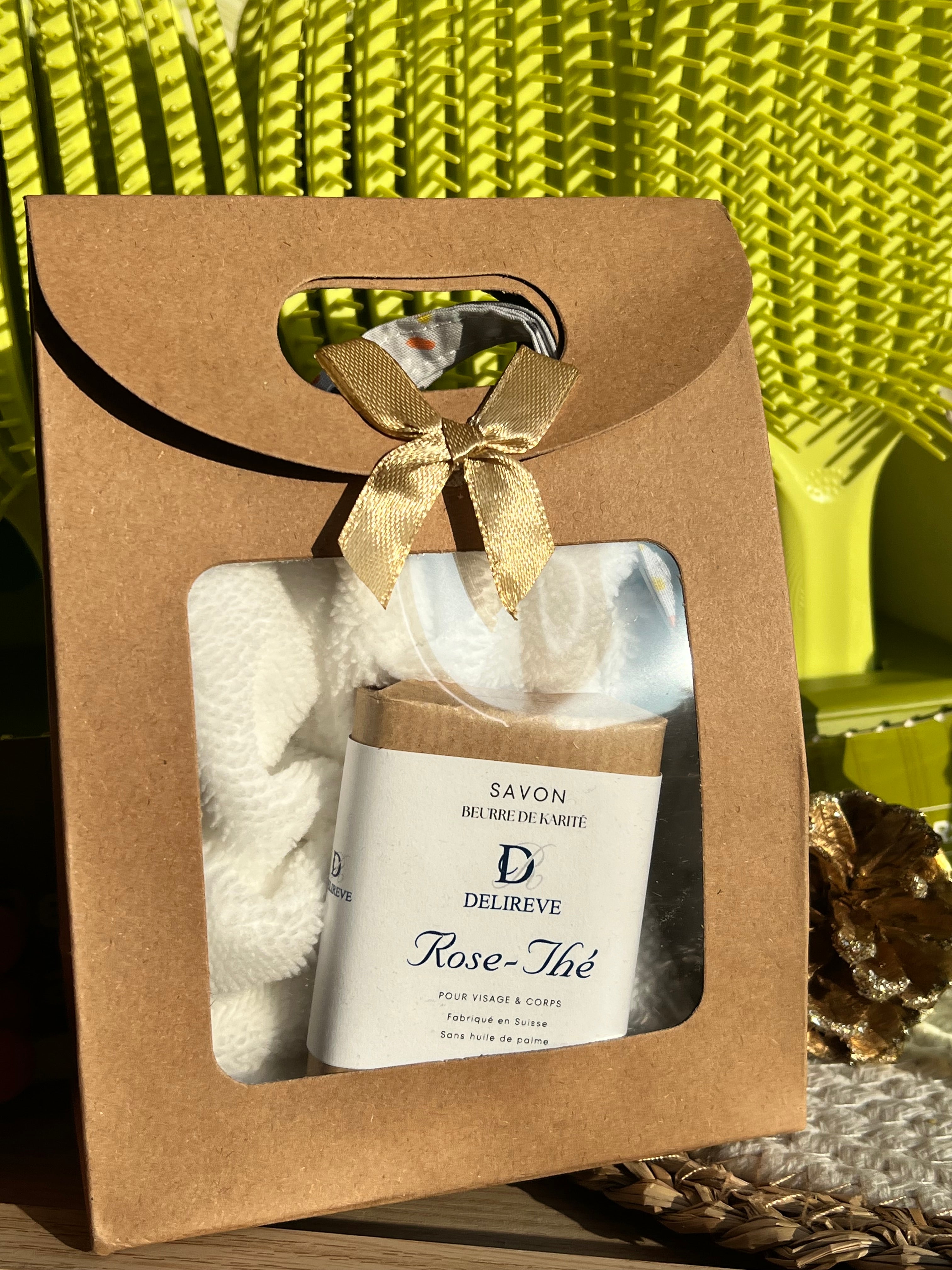 Mini coffret avec fleur de douche et savon solide au beurre de karité
