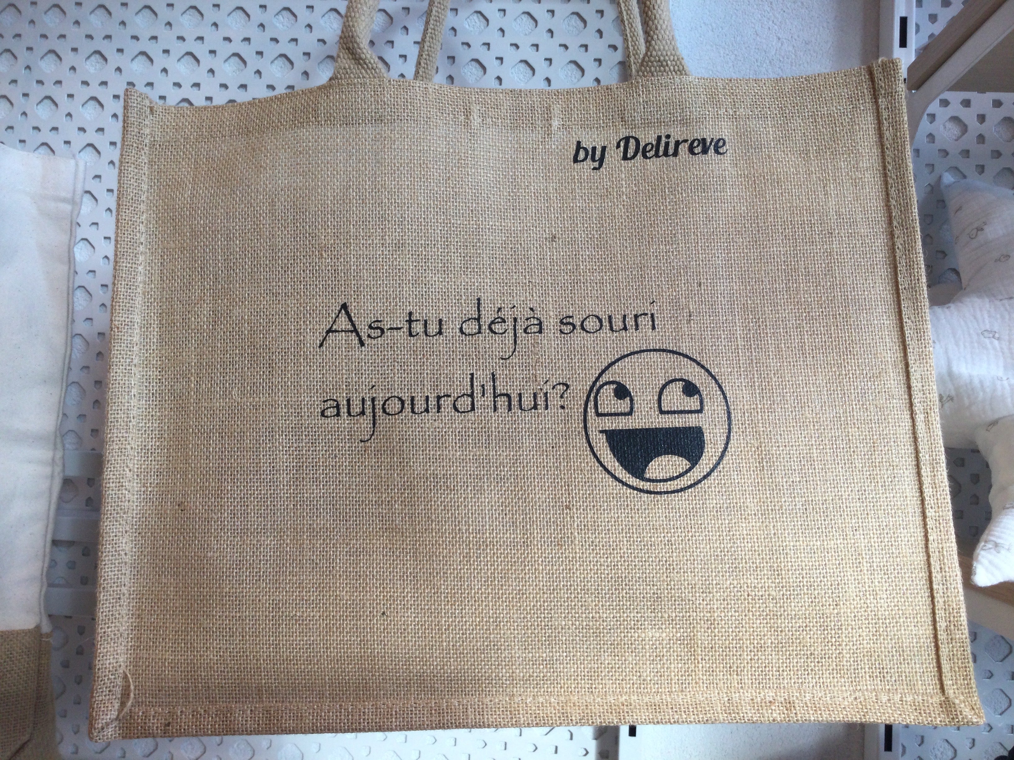 Grand panier en jute - "As-tu déjà souri aujourd'hui" ?