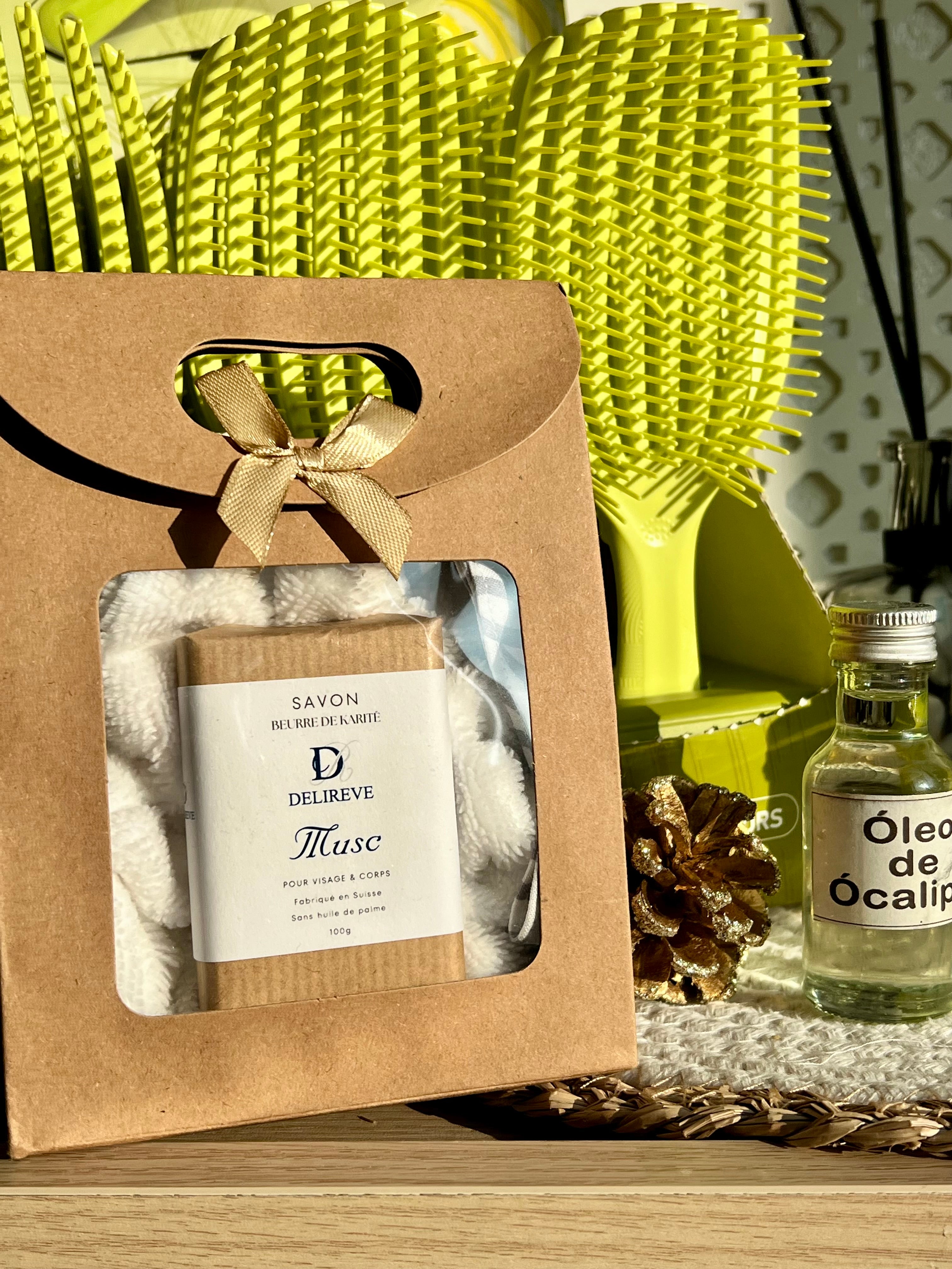Mini coffret avec fleur de douche et savon solide au beurre de karité