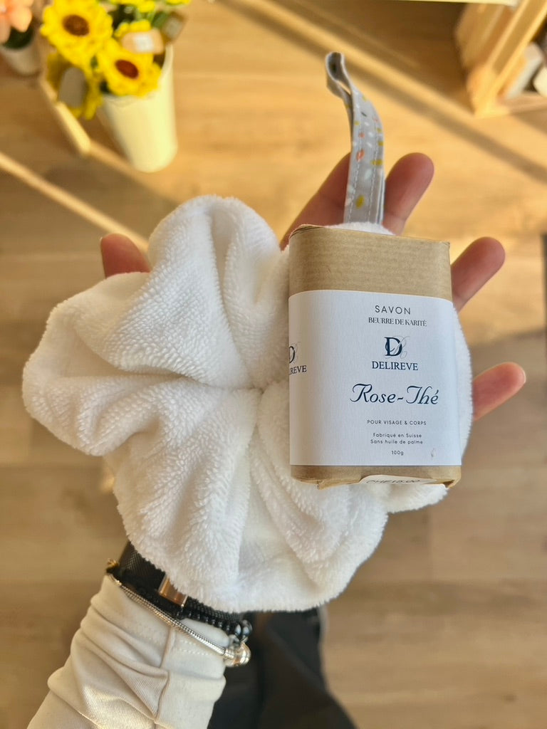 Mini coffret avec fleur de douche et savon solide au beurre de karité