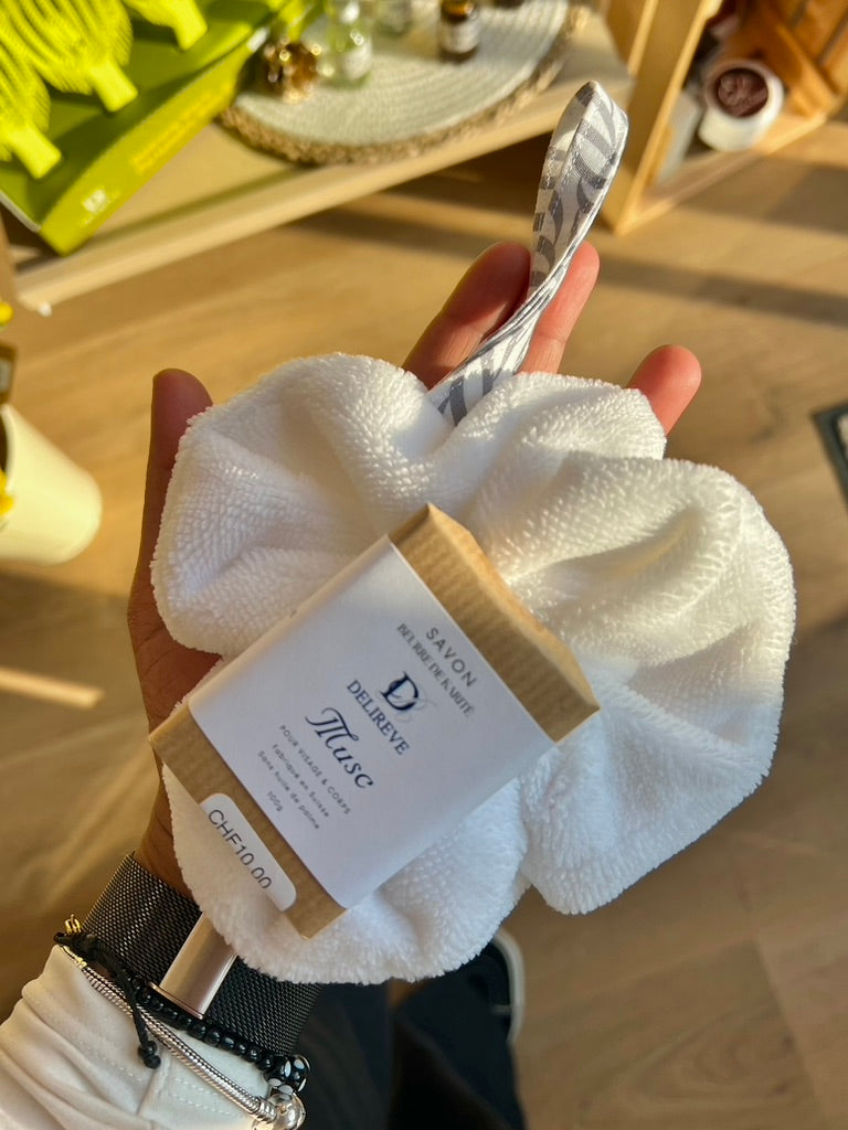 Mini coffret avec fleur de douche et savon solide au beurre de karité