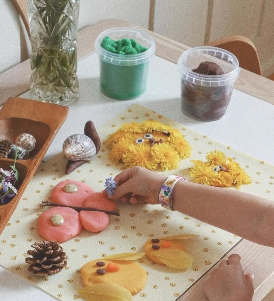 Petits pots de pâte à modeler