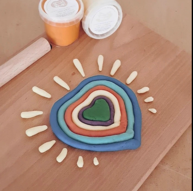 Petits pots de pâte à modeler